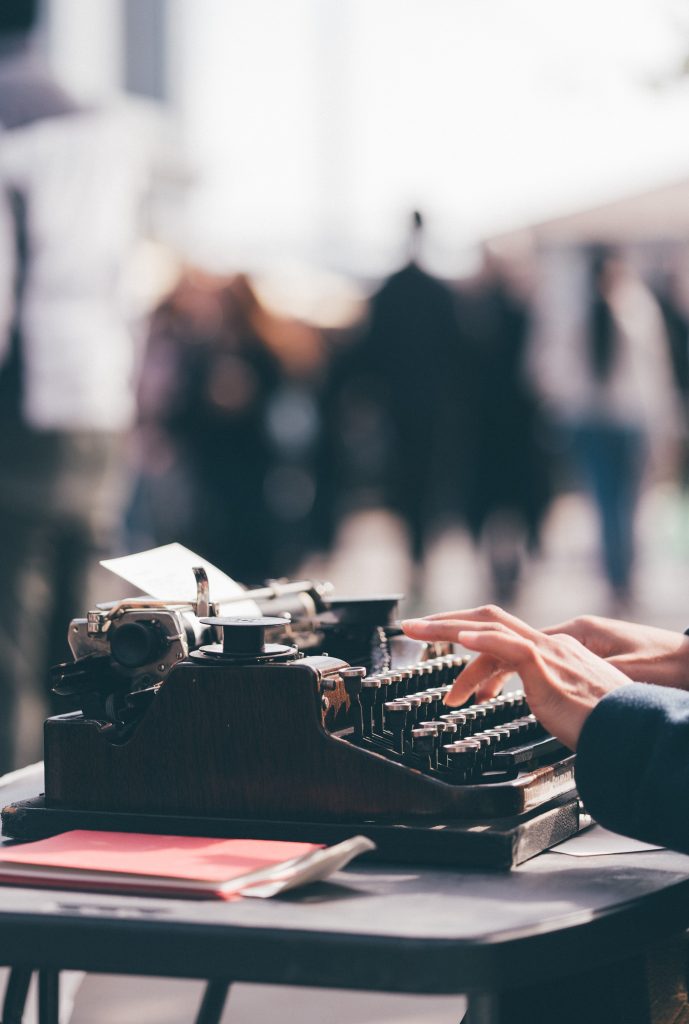 Geschichte neu schreiben - alte Schreibmaschine