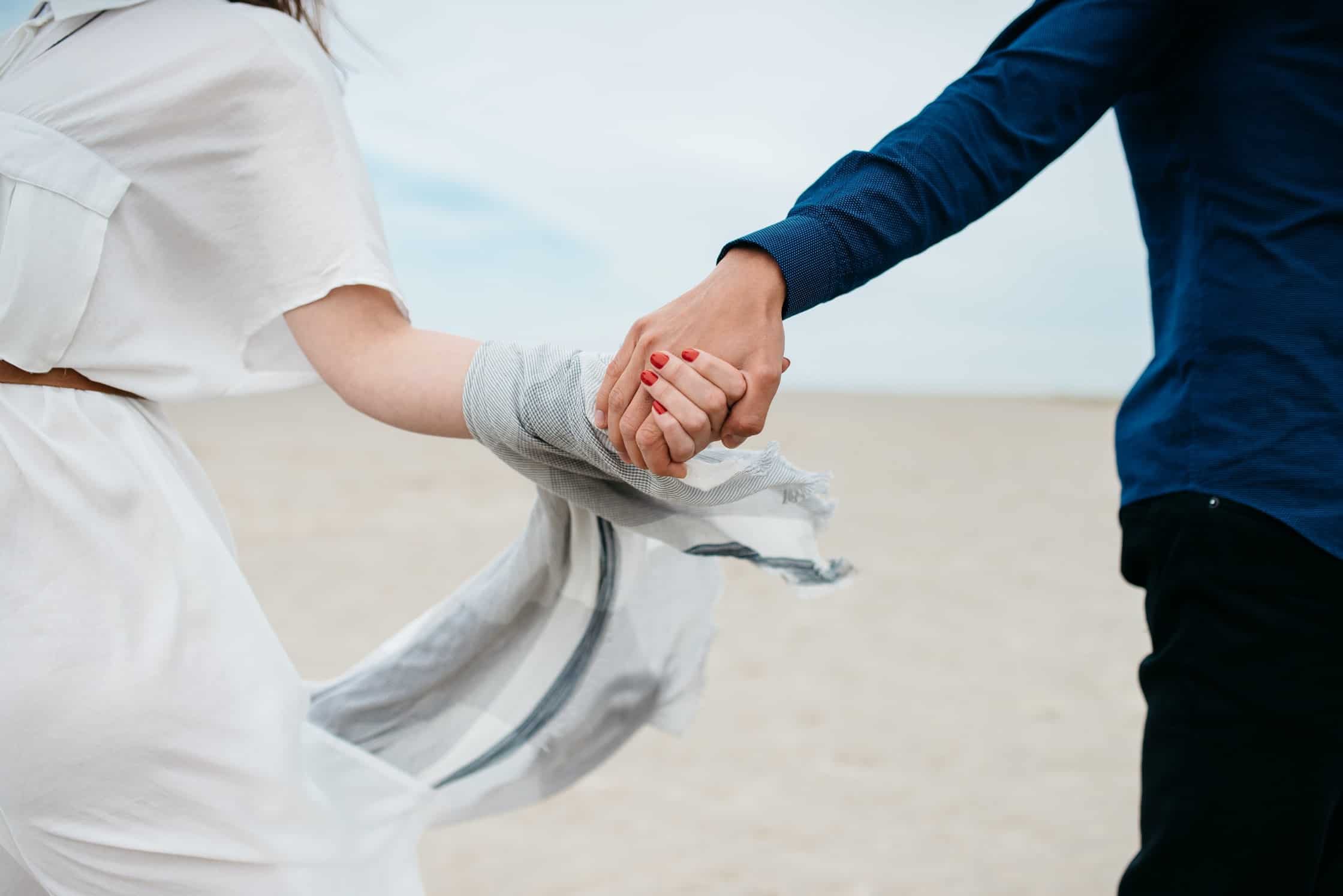 Paartherapie - Paarberatung - Mann und Frau halten Hände